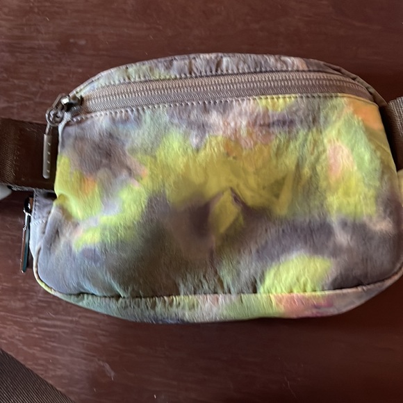 Lululemon Everywhere Belt Bag (Hyper Dye Multi/Rover) EUC - Picture 4 of 4